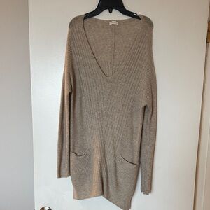 Caslon Oatmeal V-Neck Tunic Sweater with Pockets - Small